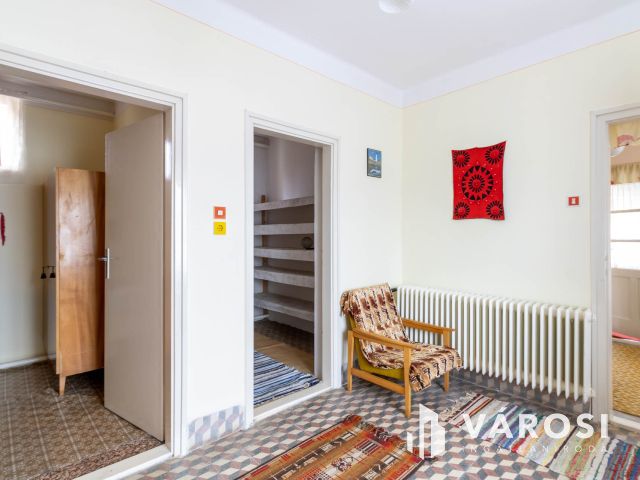 Téglaépítésű családi ház 920 m²-es telken Enyingen