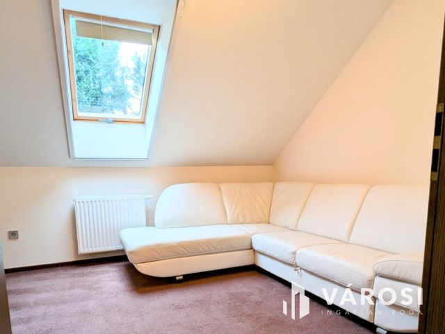 Igényes belvárosi ház kis kerttel, berendezéssel, garázzsal!
